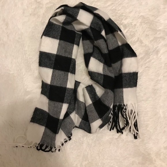 Black & White Plaid Scarf - Picture 2 of 3